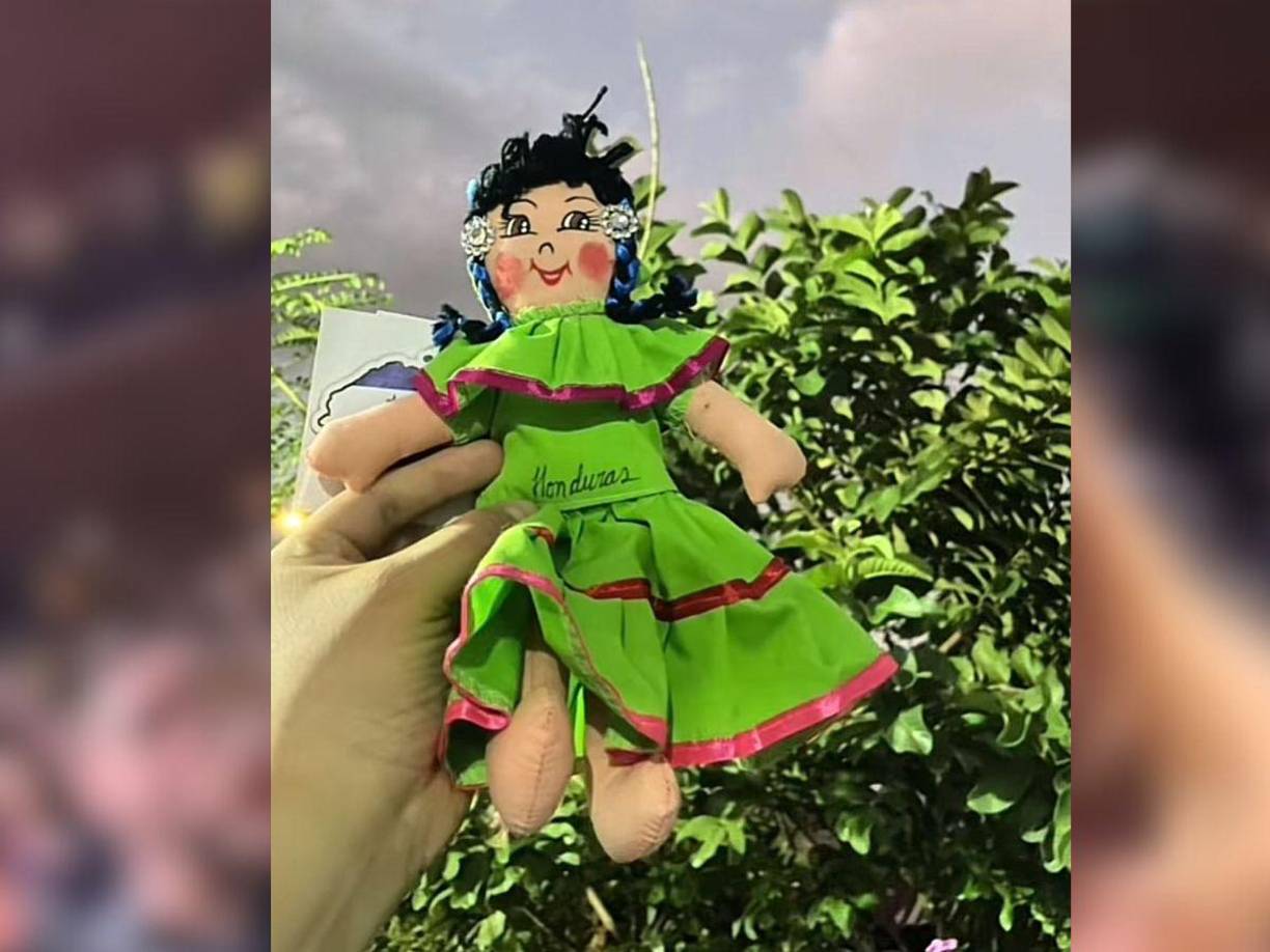 Esta es la fotografía de la muñeca que se le fue obsequiada a Adele. 