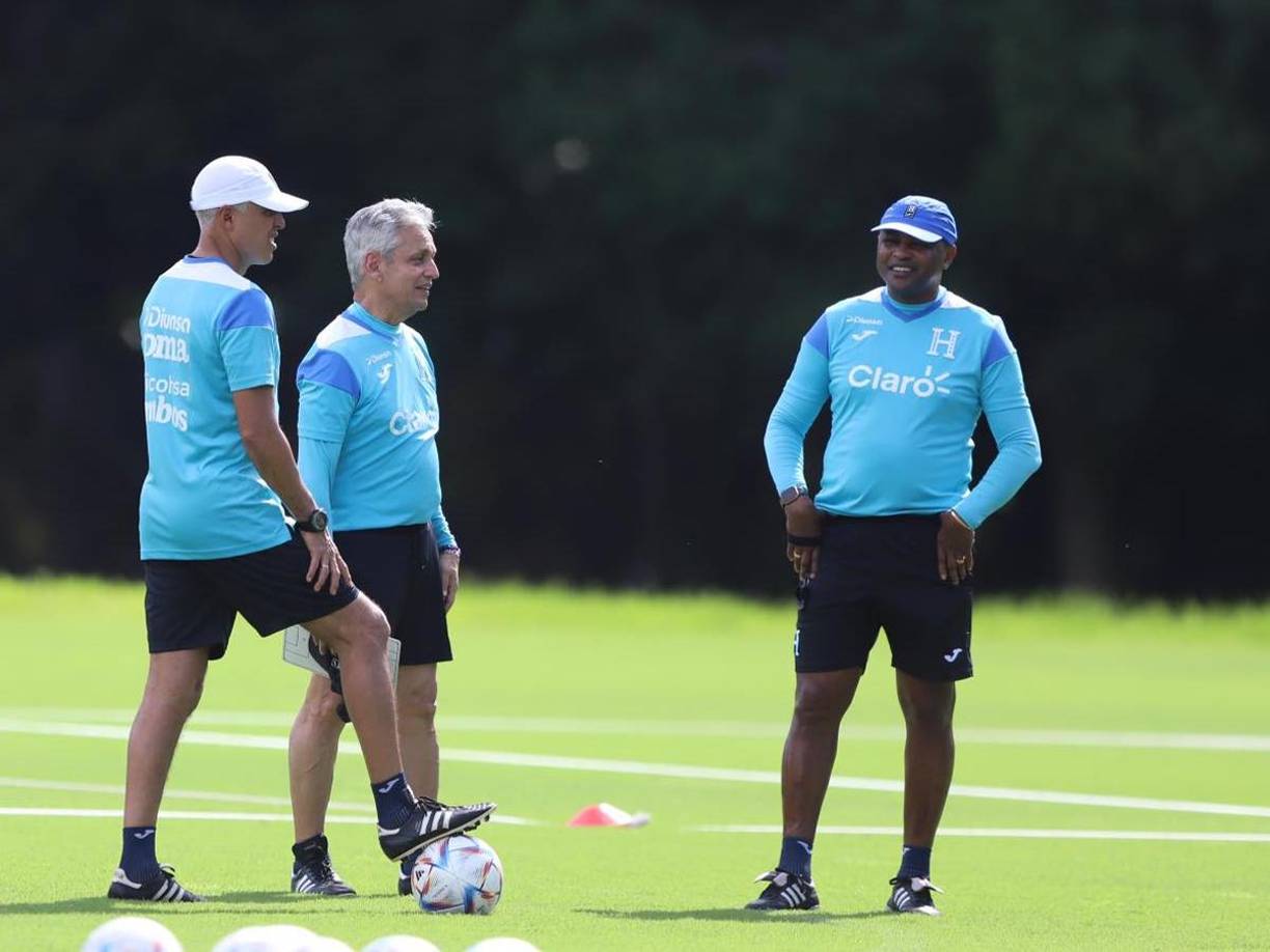 José Mendoza, Reinaldo Rueda y Bernardo Redín decidieron que era buena idea sostener el entrenamiento de este lunes en las impecables canchas de la escuela Happy Days Freedom.