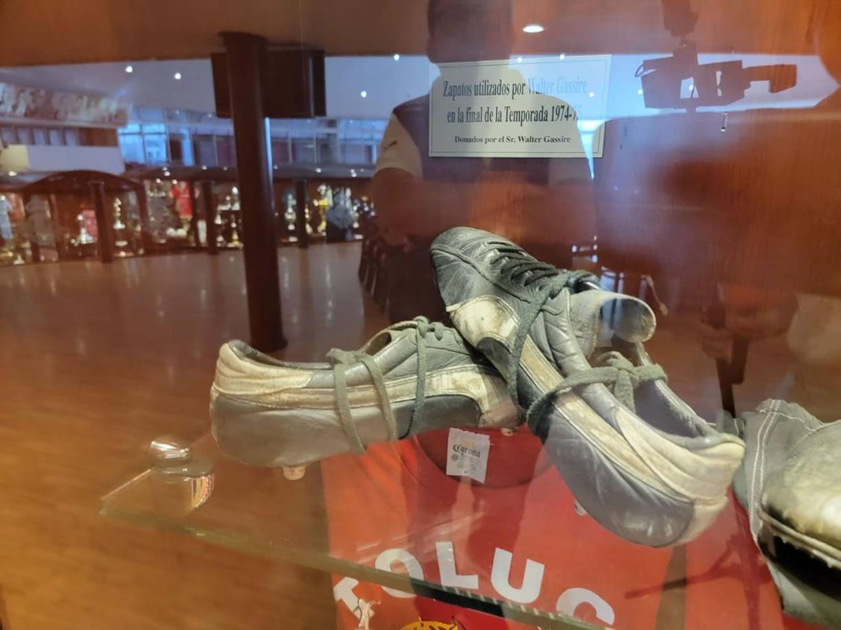 Los tacos usados por el uruguayo Walter Gassire, leyenda de los Diablos Rojos del Toluca, campeón en la década de 1970 y que falleció a los 76 años de edad en 2023.