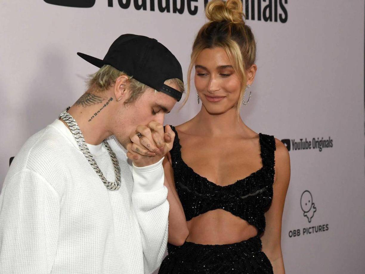 Muchos usuarios consideraron que fue una de las mujeres que se encontraban al rededor del lugar, lo que descartaría que haya sido el cantante.