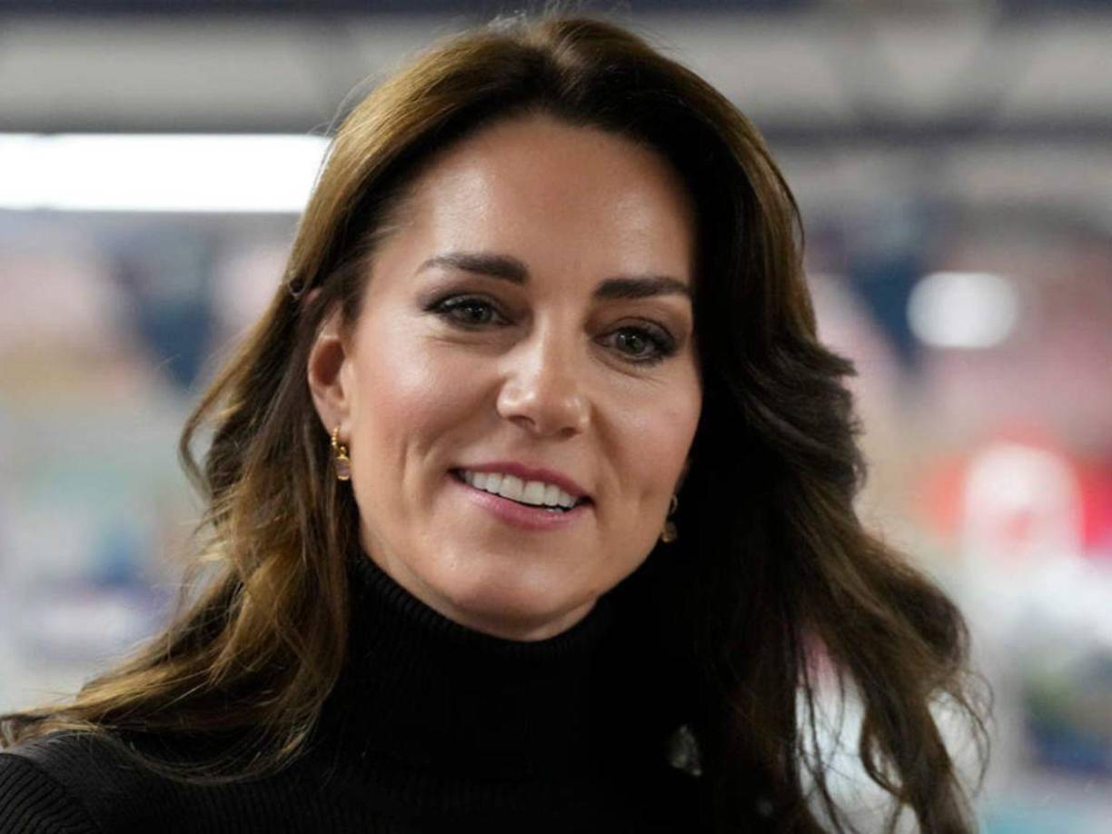 “Su Alteza Real la Princesa de Gales ingresó ayer en el hospital para una cirugía abdominal planificada. La cirugía fue exitosa y se espera que permanezca en el hospital entre diez y catorce días, antes de regresar a casa para continuar con su recuperación. Según los consejos médicos actuales, es poco probable que regrese a sus funciones públicas hasta después de Semana Santa”, arranca el comunicado.