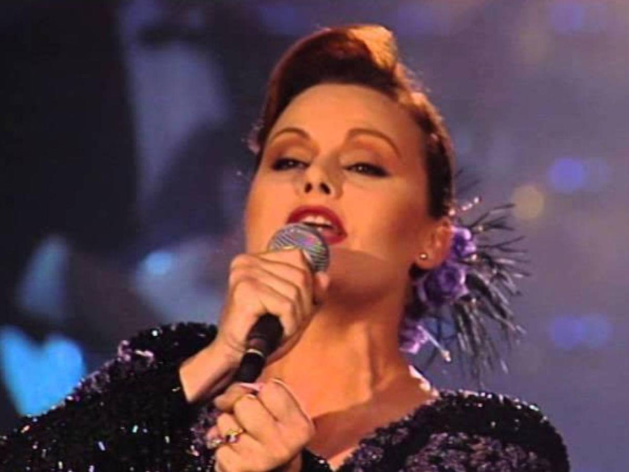 En 2001 a Rocío Dúrcal le fue detectado cáncer de útero. Pese a ello, no dejó de hacer presentaciones y luchó por 5 años contra la enfermedad, hasta que el 25 de marzo de 2006, España y México perdieron a una de sus voces favoritas. Tenía 61 años y había grabado más de 30 discos.