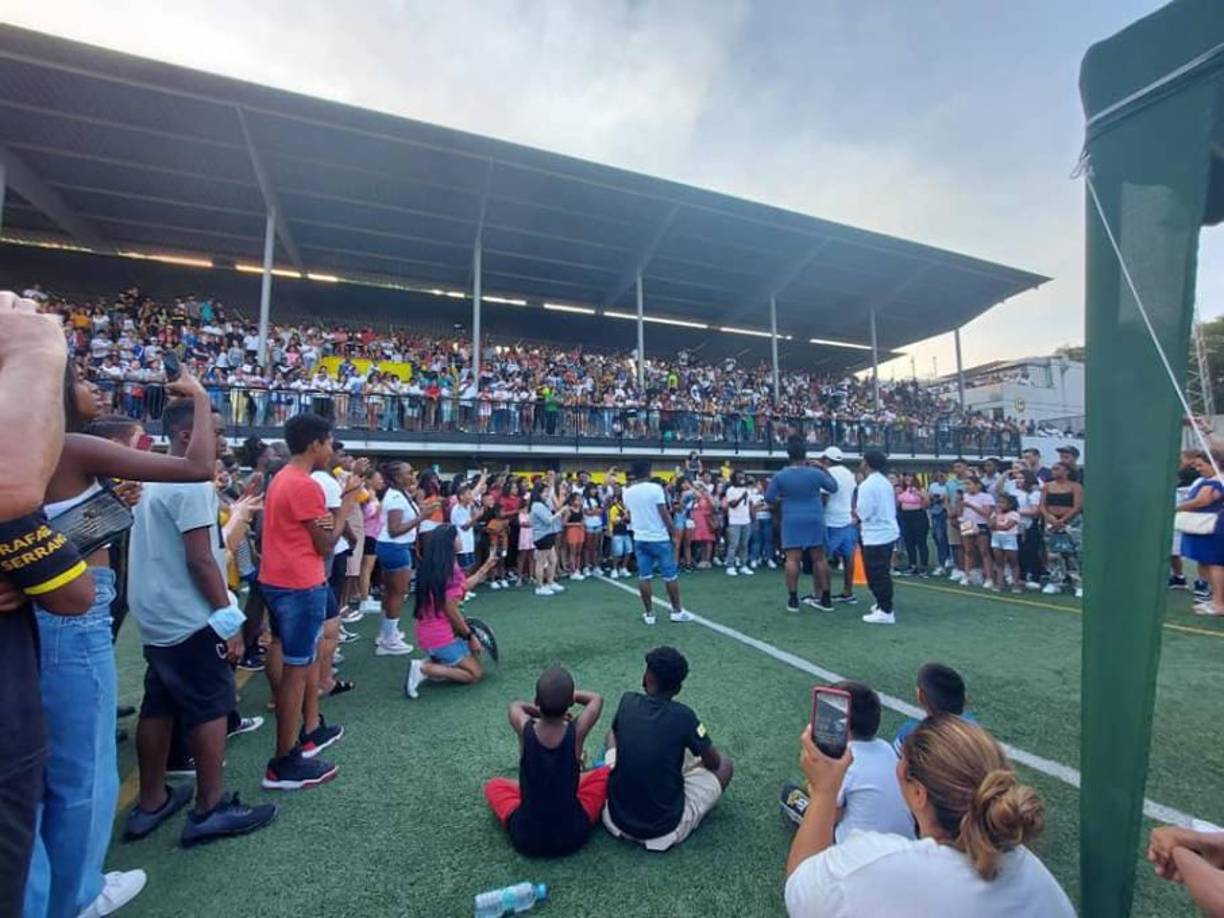 Alberth Elis estaba compartiendo con los hondureños en el campo de la Montañesa y lamentablemente en ese instante le abrieron su vehículo para robarle algunas pertenencias.