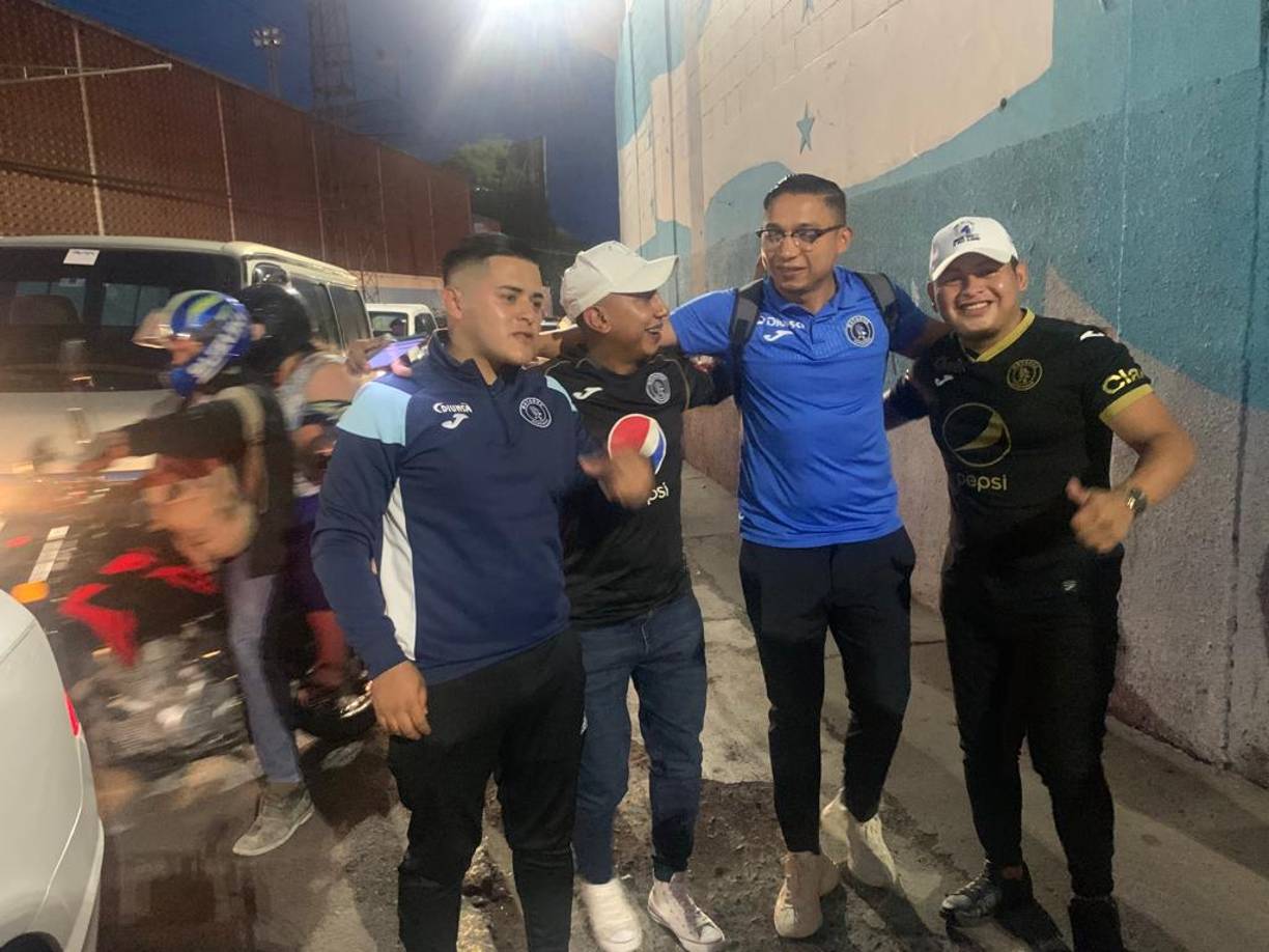 Emilio Izaguirre, director deportivo del Motagua, en compañía de varios aficionados del Ciclón Azul.