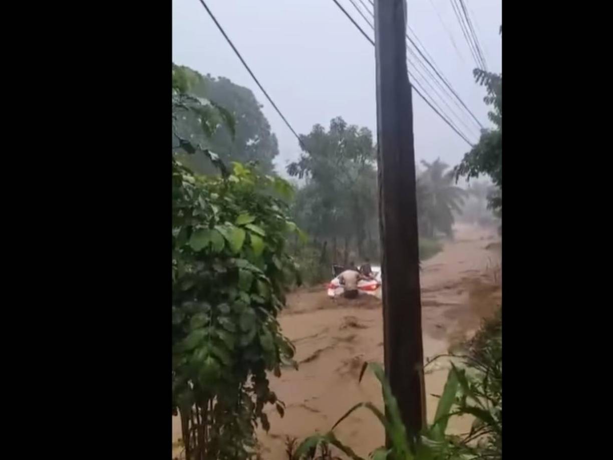 En la colonia Coxen Cove, este carro quedó en medio del agua.