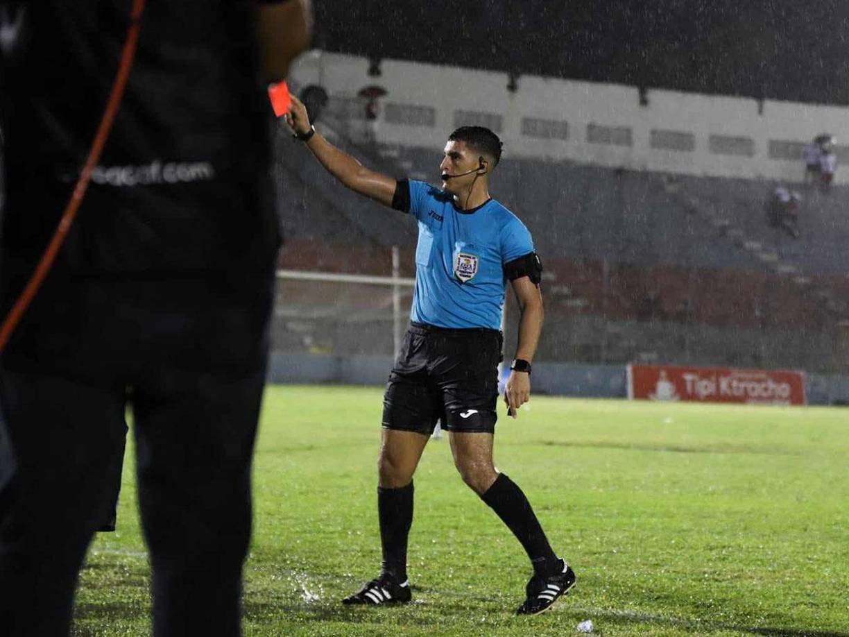 Momento en el que el árbitro central José Valladares le mostró la tarjeta roja Nerlin Membreño. 