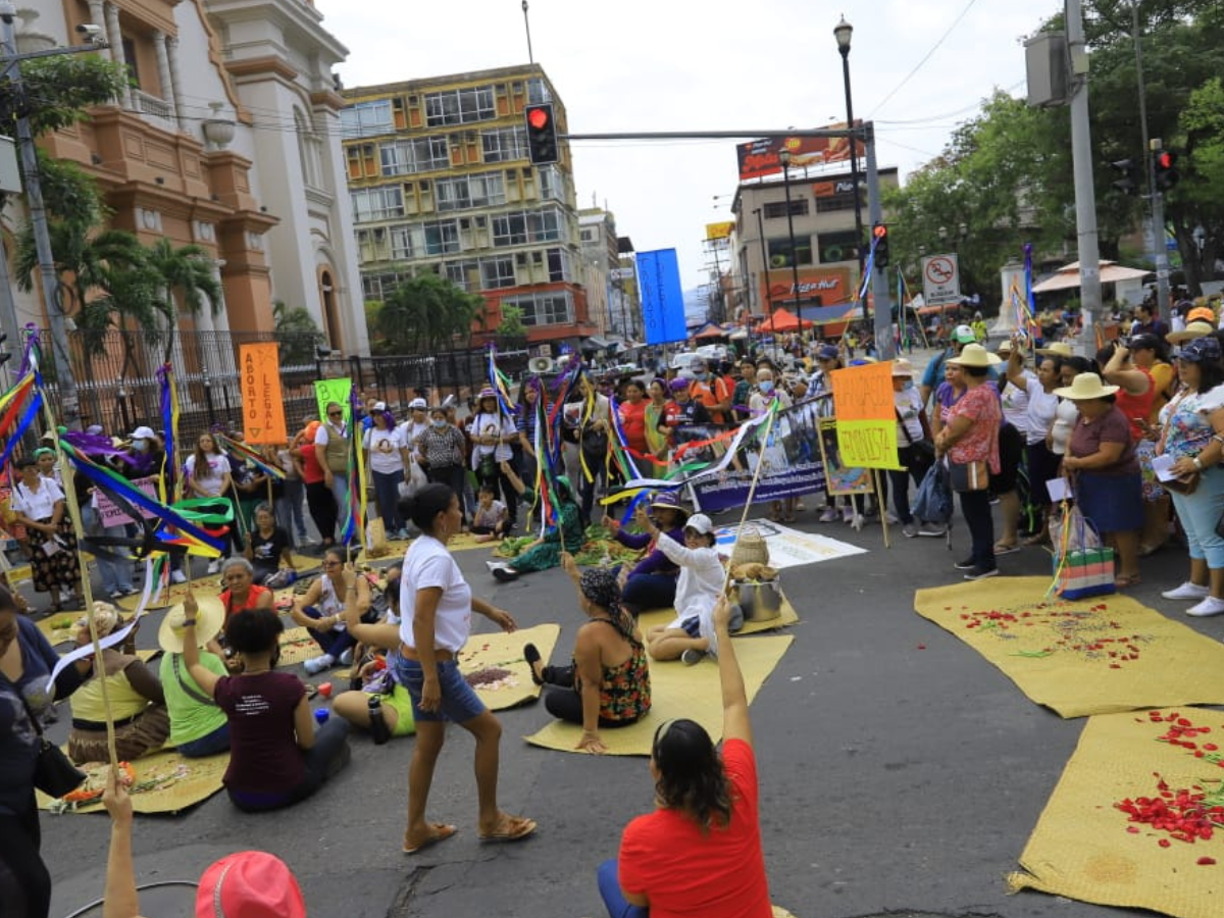 Muchas mujeres llegaron a apoyar la marcha por el 8-M en San Pedro Sula.