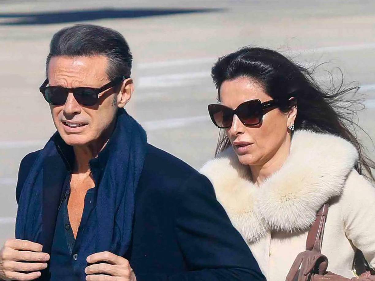 Luis Miguel sigue siendo tema de conversación en redes sociales pero no por su gira, sino por dejarse ver públicamente en París, junto a la diseñadora y novia, Paloma Cuevas; sin embargo, fue el aspecto del Sol lo que llamó más la atención a sus fans.