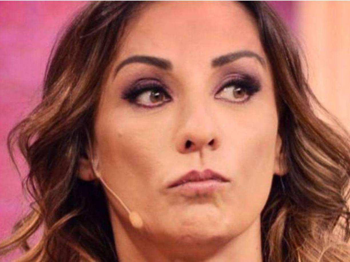 Supuestamente la trabajadora fue manipulada mediante un audio generado por Inteligencia Artificial que imitaba a la perfección la voz de Duval, lo que facilitó que los criminales obtuvieran el dinero y algunas joyas.