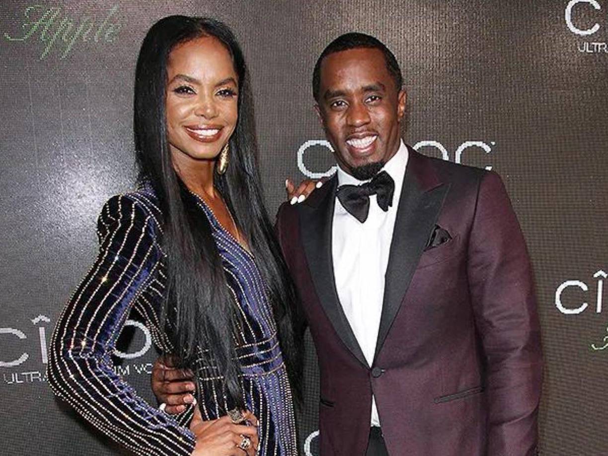 Kim Porter: Sean Combs comenzó a salir con Kim Porter en 1994. “La primera vez que la vi, estaba en el estudio con su exnovio”, dijo Diddy a Essence, refiriéndose al cantante Al B. Sure, el padre del hijo mayor de Kim, Quincy. “No estaba tratando de gritarle ni nada por el estilo, pero la admiraba (sus labios, sus ojos, su boca, su forma, su energía) y pensaba: ‘Ojalá tuviera una chica así’”.