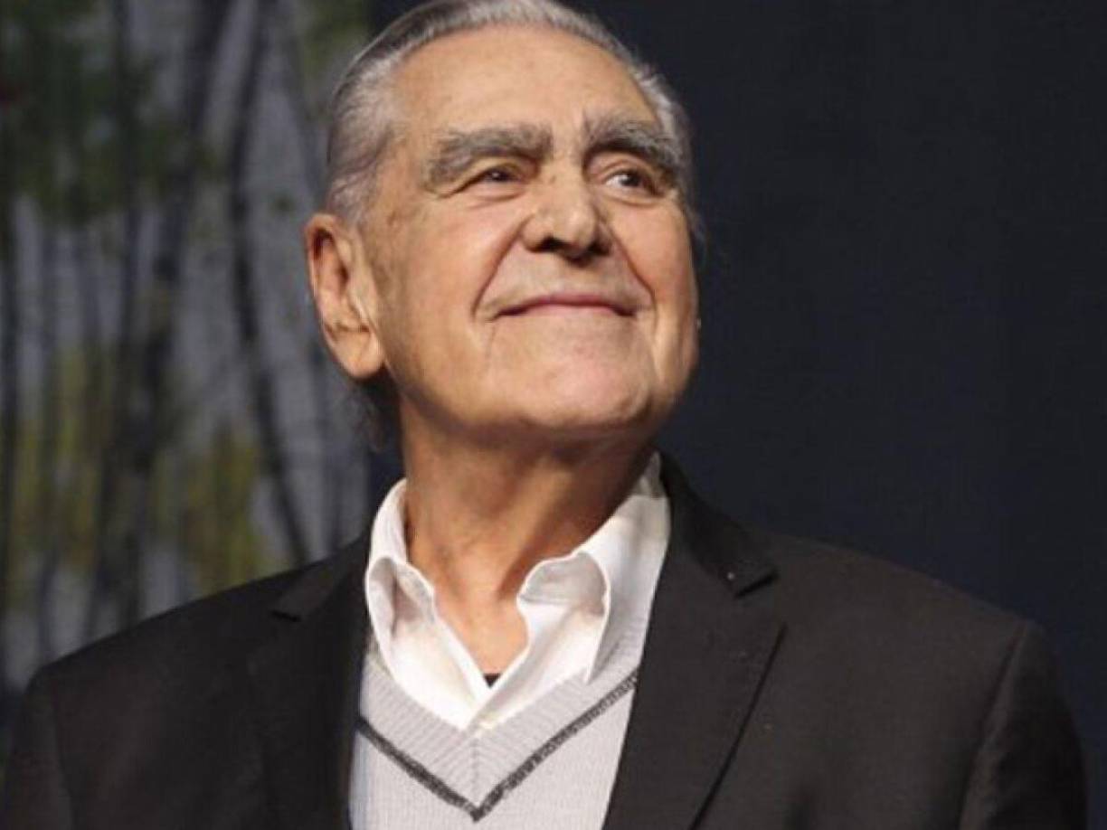 El padre de la actriz Kate del Castillo aclaró que no perderá la vista, pero la degeneración macular ha afectado otros aspectos de su vida para los que necesita ayuda: “Claro que me afecta, no puedo ir al teatro, no puedo leer, no puedo escribir. Dependo de otras personas para que lean lo que dice mi teléfono. En fin, sí estoy sufriendo eso, pero no quiero pensar en eso, quiero ser optimista”.