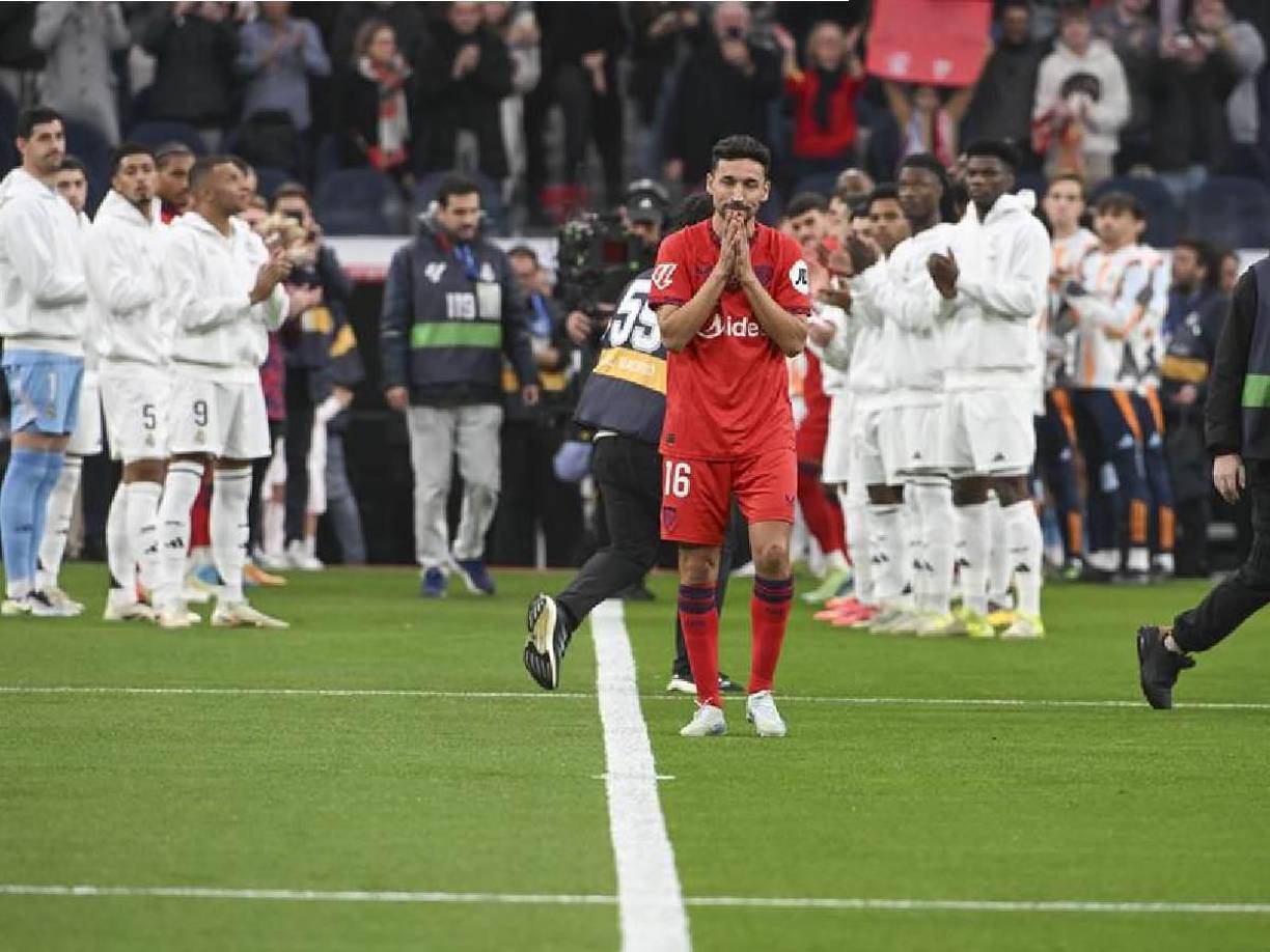 Un homenaje que se produjo instantes después de que los futbolistas del Sevilla hicieran lo propio con los del Real Madrid como homenaje a la cuarta Intercontinental.