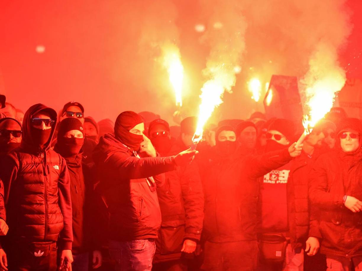 El partido ha sido declarado de alto riesgo, sobre todo por la presencia de 4.300 aficionados del París SG.