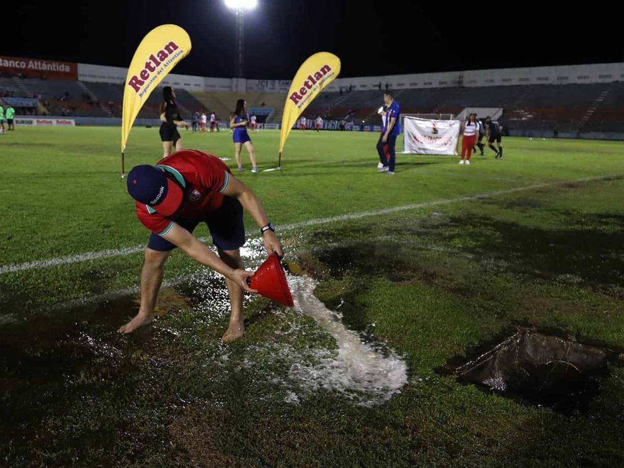 A cubetazos tuvieron que sacar el agua en un estadio Municipal Ceibeño que estaba casi inundado.