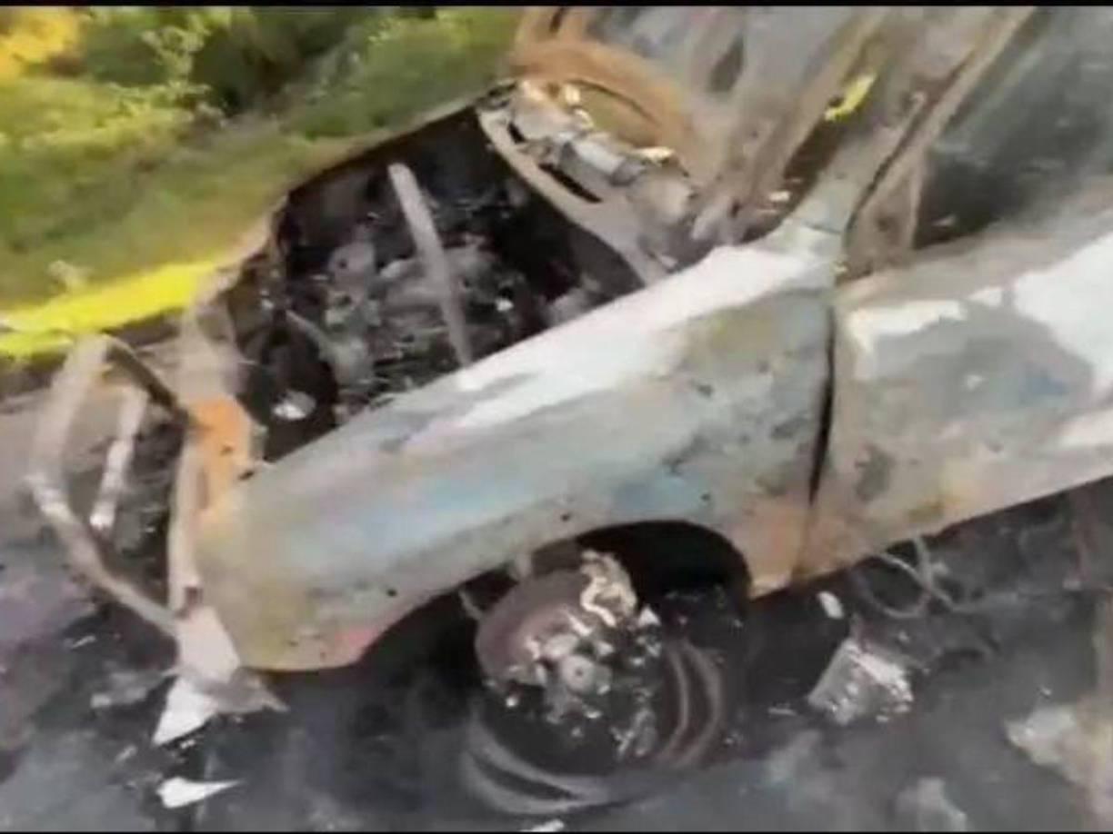 El cadáver estaba frente a un automotor, una camioneta que, al parecer, era conducida por la miembro de la Policía Nacional (PN). 