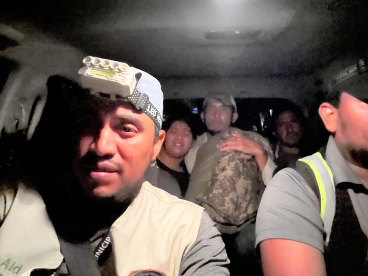 Edgardo Amaya, jefe del Codem, y Luis Mejía, de Ingeniería Municipal, han estado evaluando los daños en la Cuenca y trasladando personas enfermas al hospital de La Ceiba. 