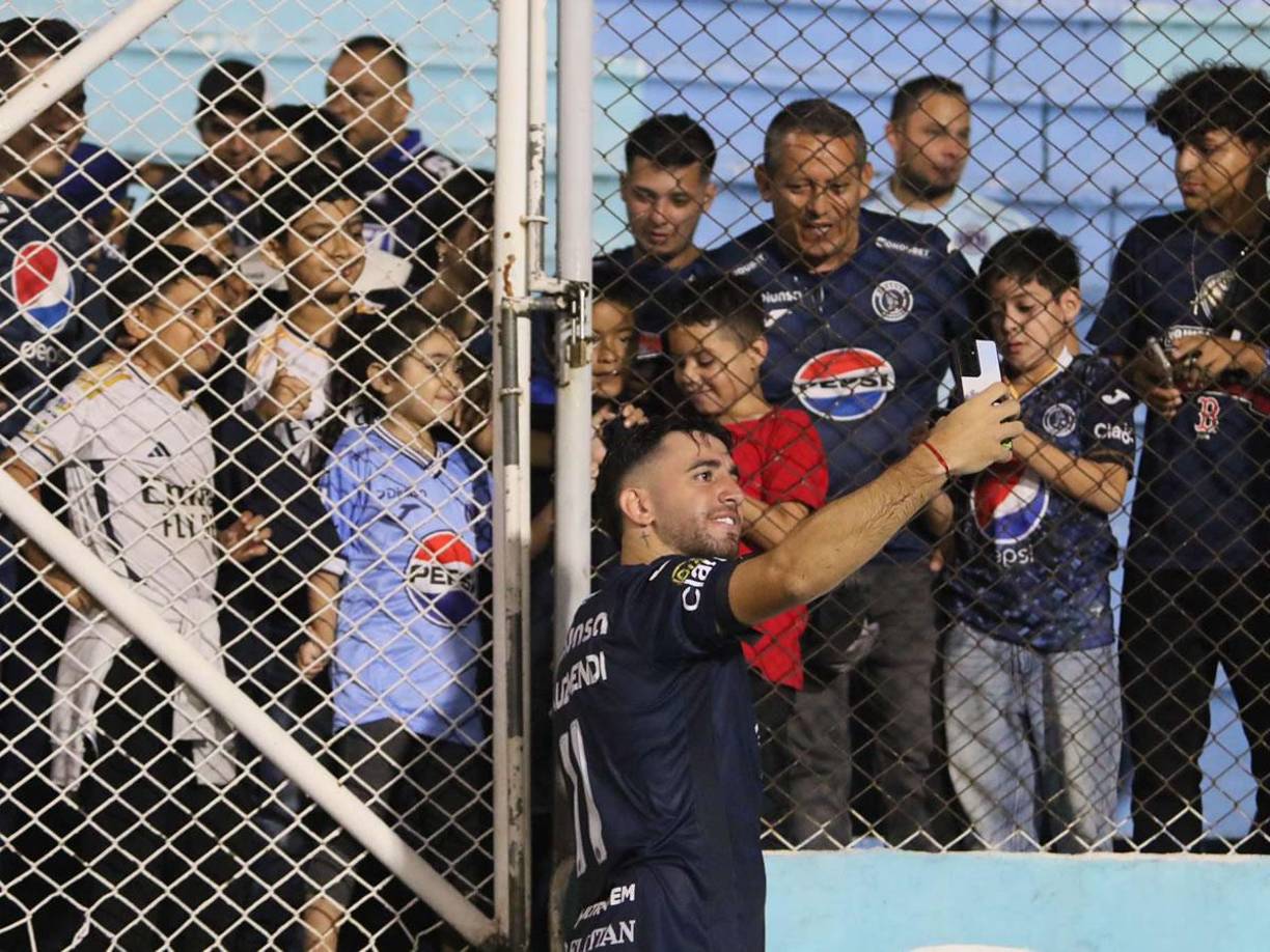 Agustín Auzmendi mostró su lado más humilde y se tomó fotos con aficionados al final del partido.