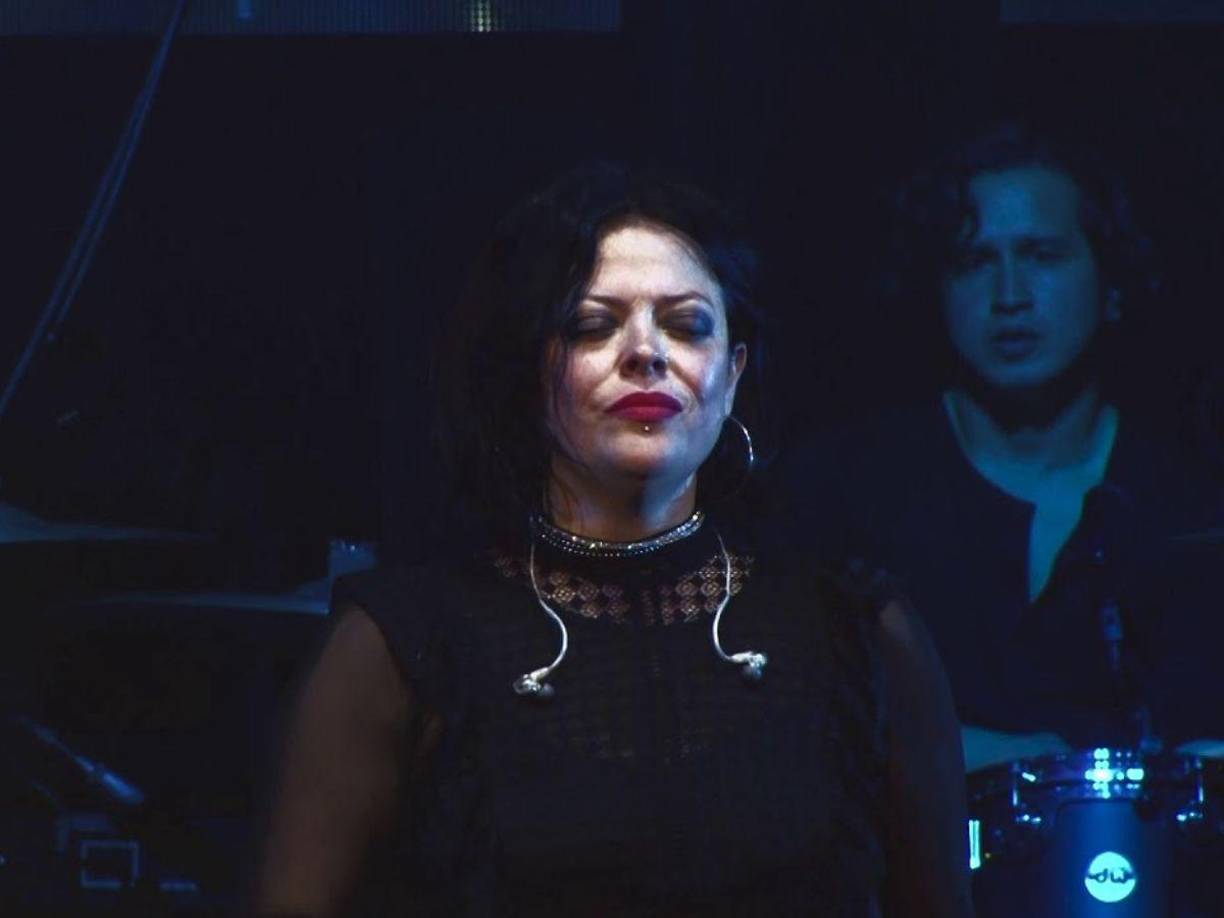 Esta popular canción tiene actualmente 46 millones de reproducciones, fue subida a la plataforma YouTube en 2020 como parte de un regalo a los fans por parte de Annette Moreno, su autora e intérprete.