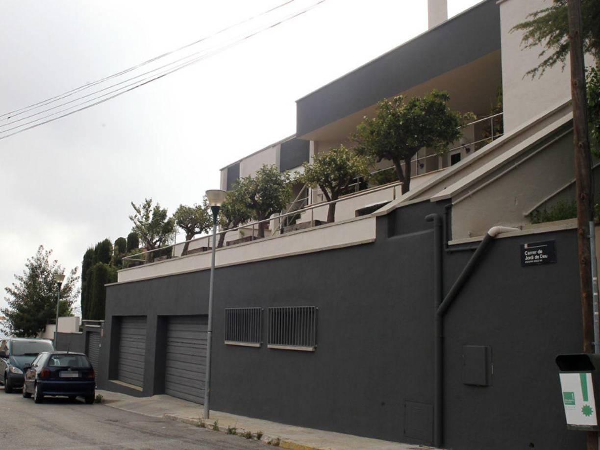 El predio cuenta con 3.800 metros cuadrados y está distribuida en tres casas. La vivienda principal cuenta con tres plantas exteriores más dos subterráneas, tiene una bogeda, garaje, dos piscinas, salón, cocina, varias terrazas, tres habitaciones, varios baños y una sala de juego.