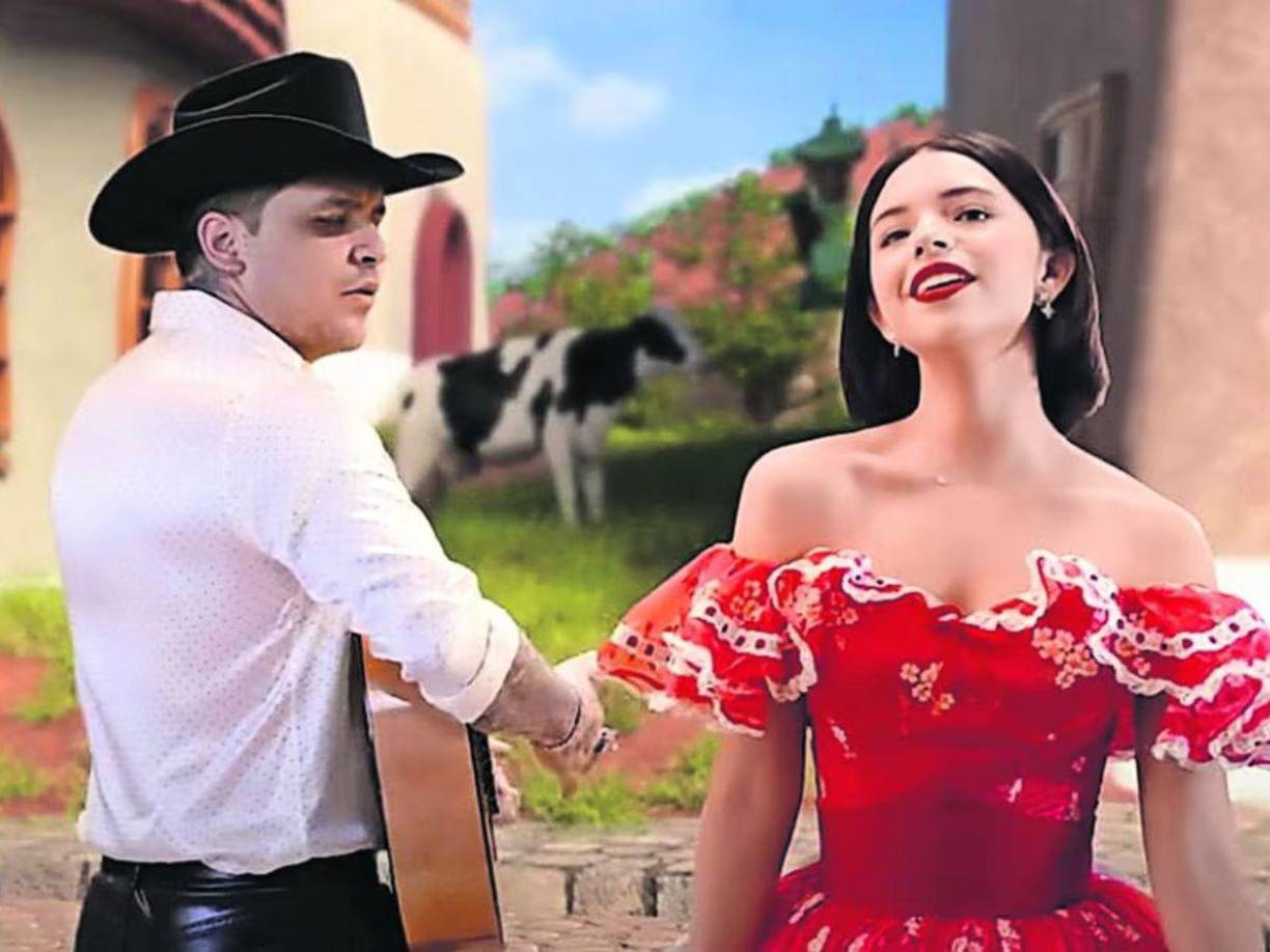 En medio de los comentarios que ha desatado su reciente romance, Ángela apareció en el escenario para cantar con su novio el tema que tienen juntos, ‘Dime cómo quieres’, además de hacer un cover del tema de Pepe Aguilar, ‘Por mujeres como tú’.