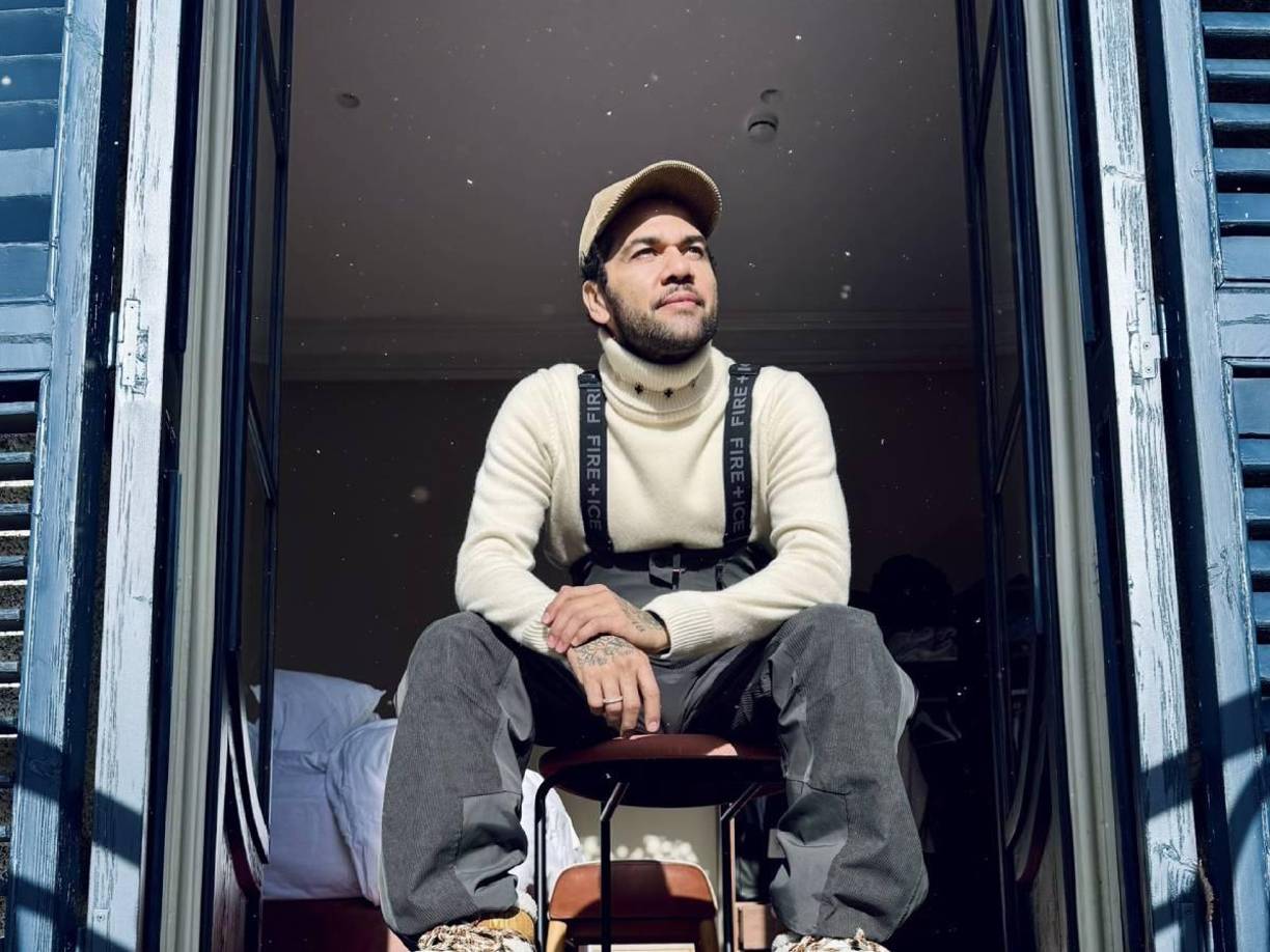 Dani Alves ha pasado de ser uno de los mejores jugadores de la historia del FC Barcelona y uno de los más queridos por la afición, a ser una persona que levantó en su momento una gran indignación social.