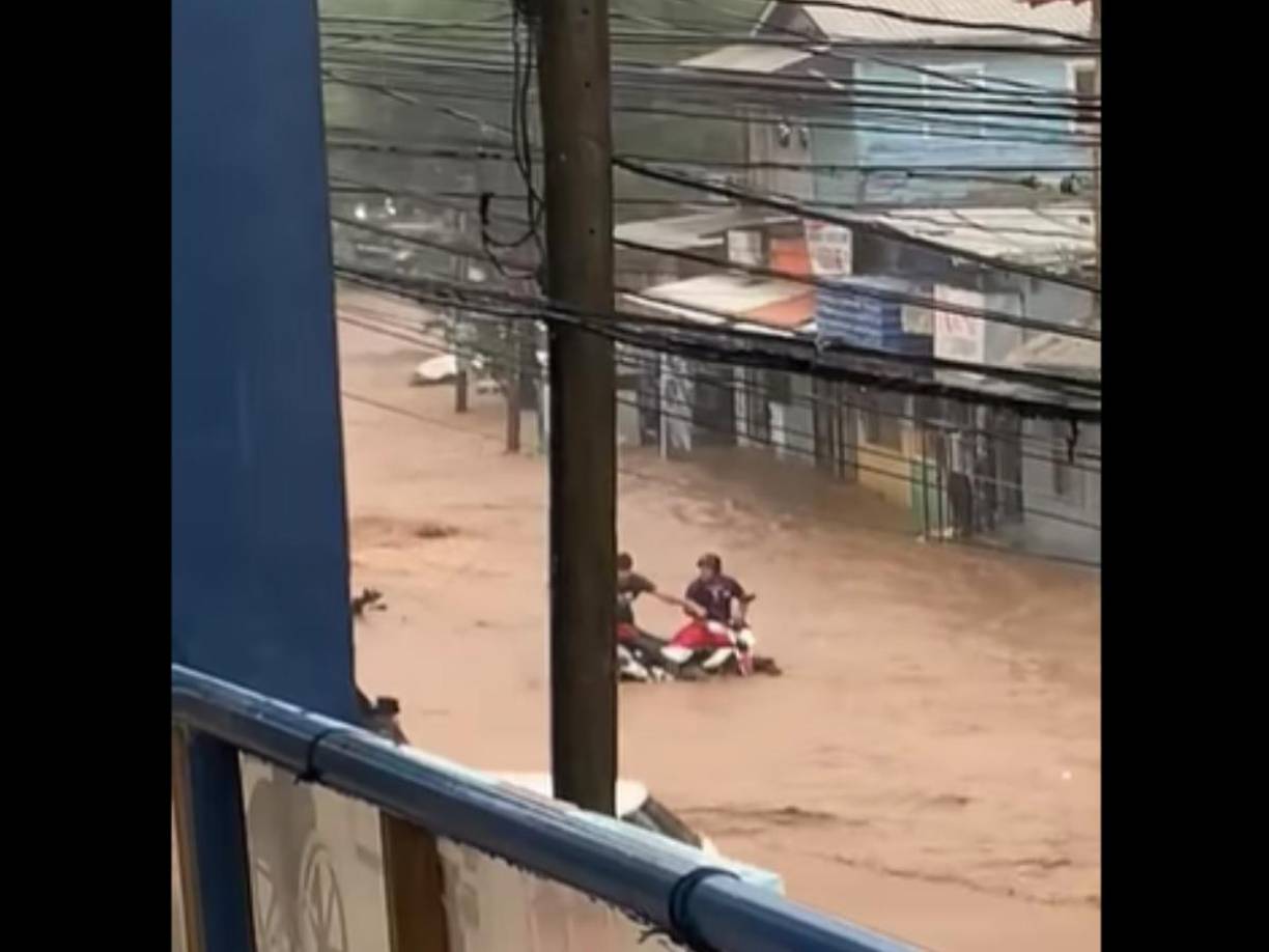 Estos dos jóvenes se quedaron atrapados en el agua.