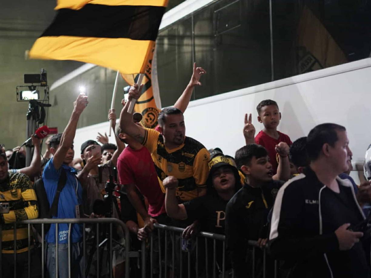 La barra del Real España recibió de forma fantástica a su equipo en el estadio Morazán. 