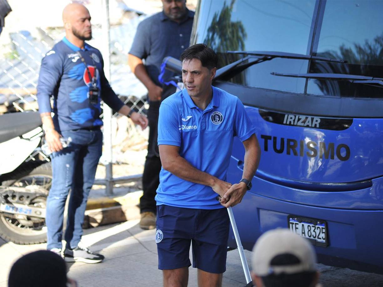 César Vigevani, DT del Motagua, se mostró sonriente al momento de la llegada de la plantilla del club azul.