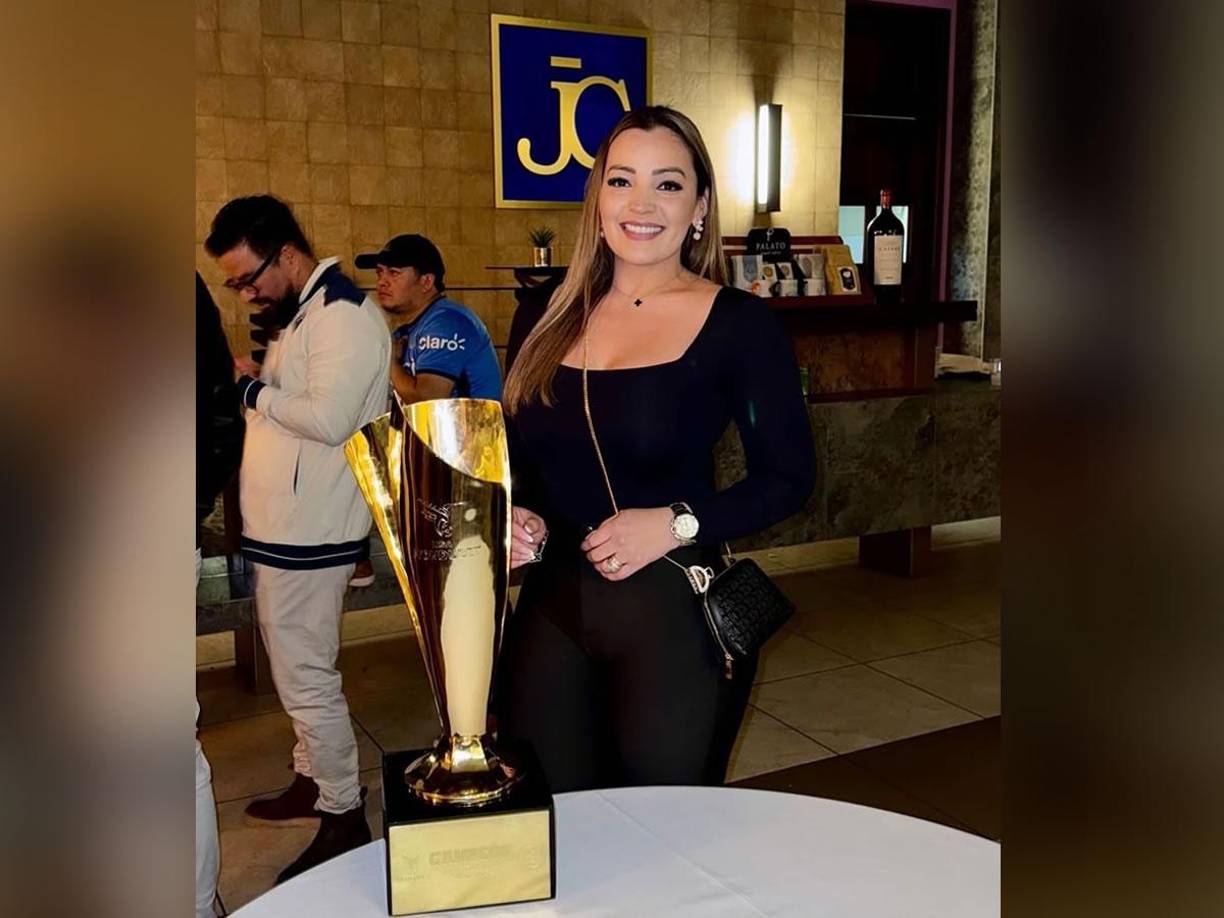 La siempre hermosa Virginia Varela es la fanática número 1 de su esposo, el exjugador Emilio Izaguirre. Así posó con la Copa 19 del Motagua.