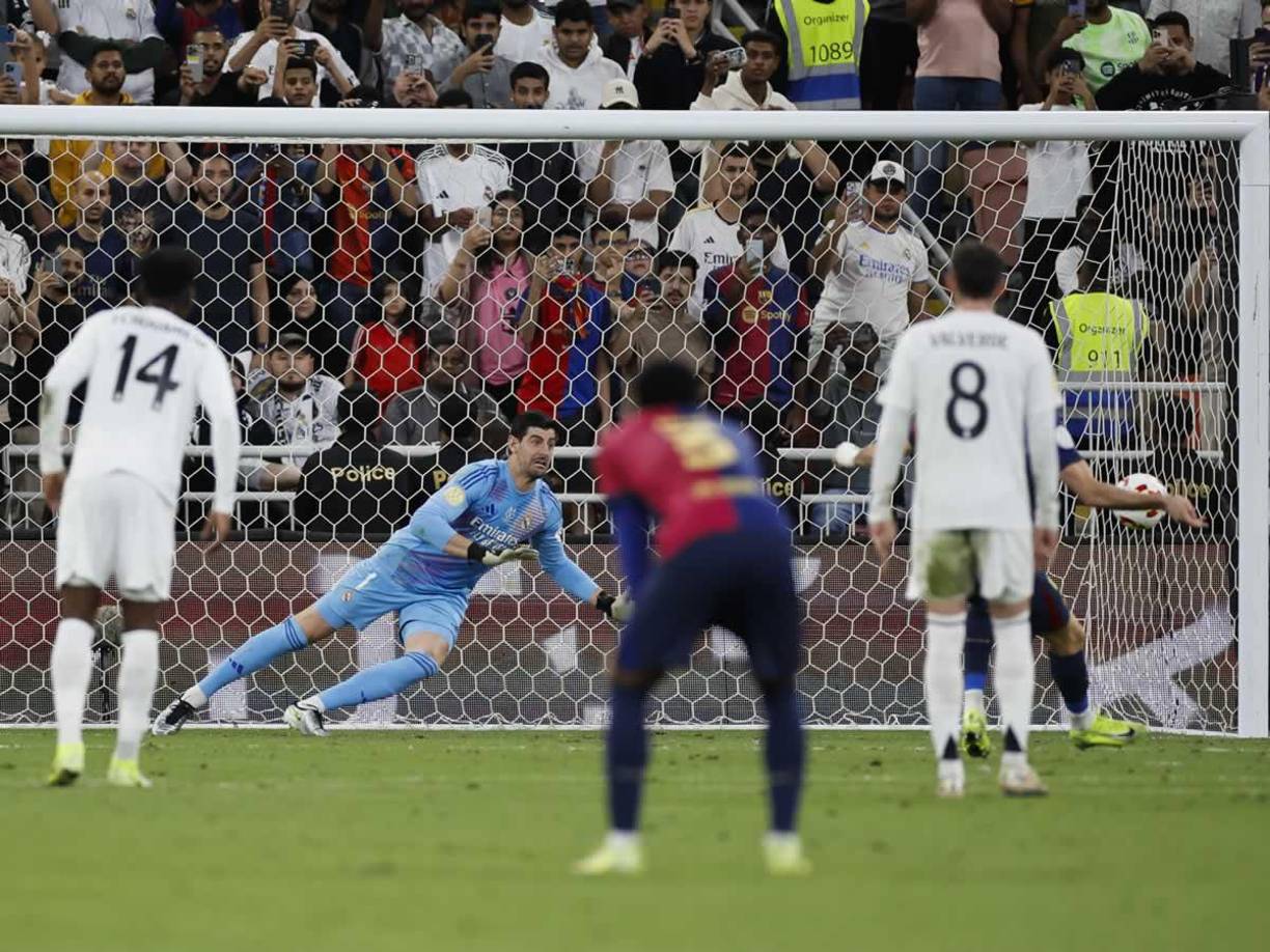 Robert Lewandowski marcando de penal el segundo gol del Barcelona que remontó el partido.