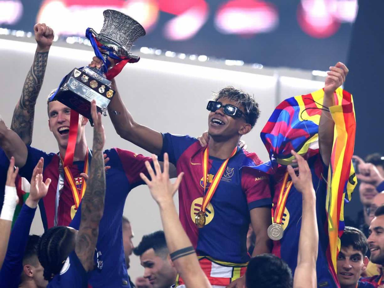 Lamine Yamal se robó el show en los festejos del Barcelona. El joven jugador celebró a su estilo con unos lentes oscuros.