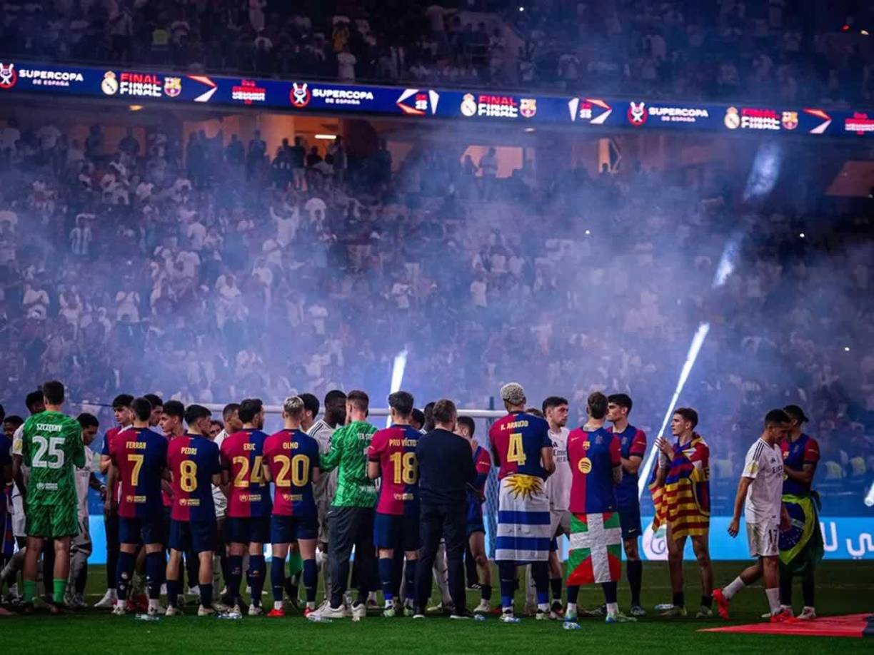 Gran gesto del campeón. Los jugadores del Barcelona le hicieron un pasillo al Real Madrid, subcampeón de la Supercopa de España.