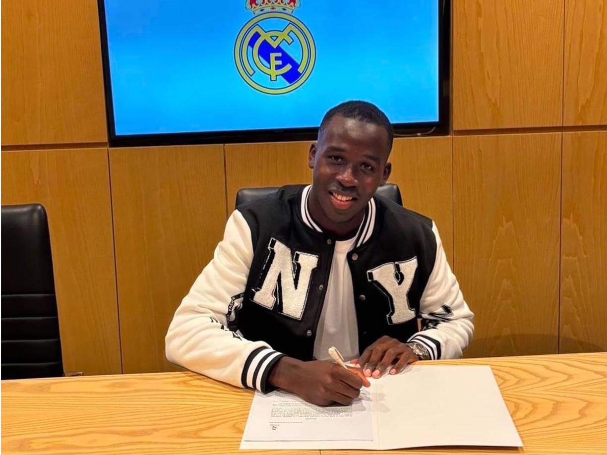 Lamine Fati es el nuevo fichaje del Real Madrid y ha firmado este viernes su contrato como nuevo jugador del equipo merengue, procedente del Leganés. El joven futbolista es considerado por los expertos como una de las futuras promesas del fútbol.