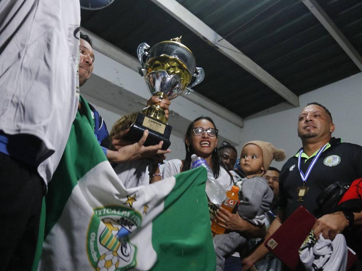 Momento en que se le hacía la entrega la Copa obtenida a la plantilla del Juticalpa.