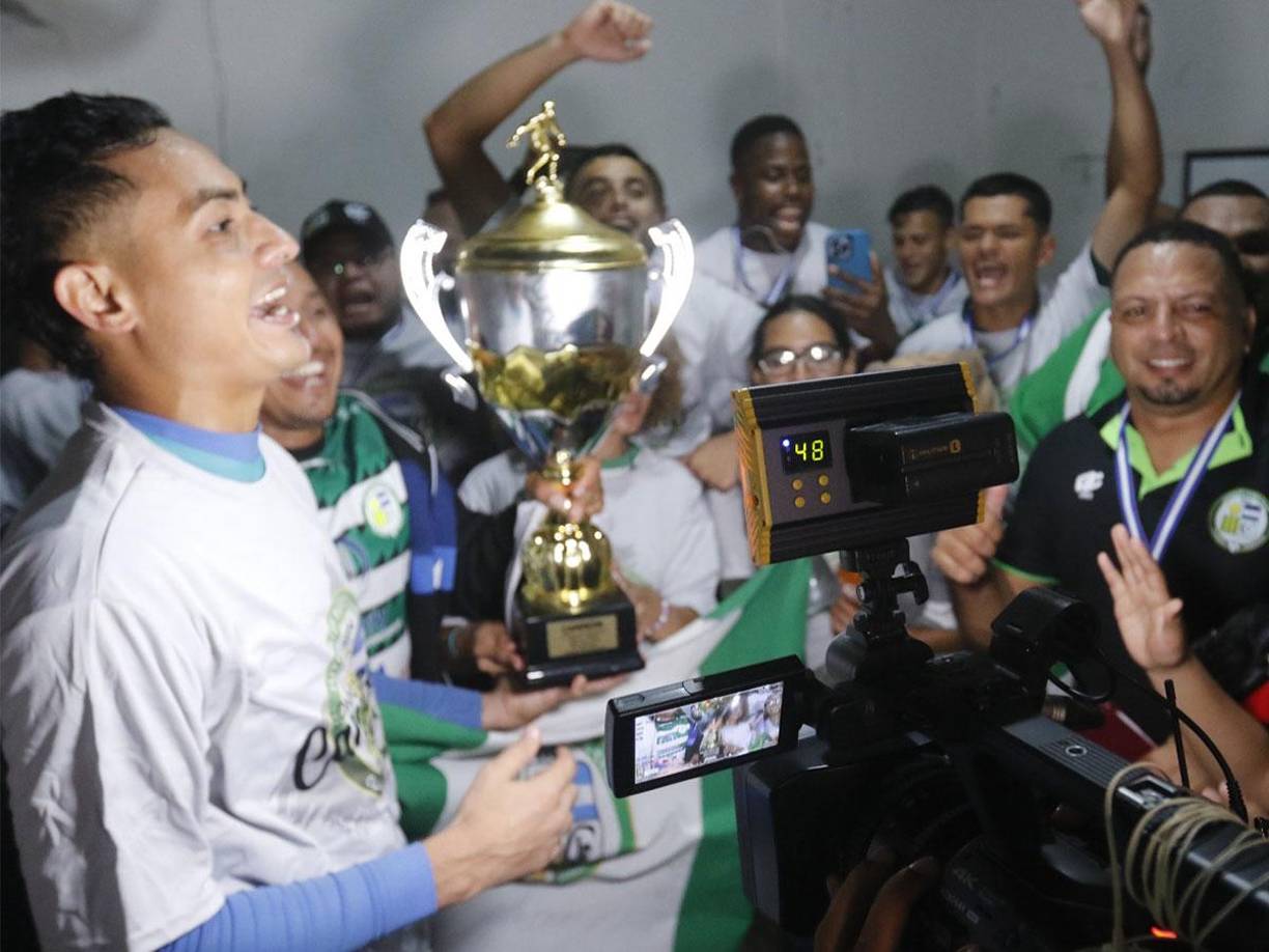 La Copa se le fue entregada al Juticalpa FC en los camerinos. No pudieron festejar en el césped. 