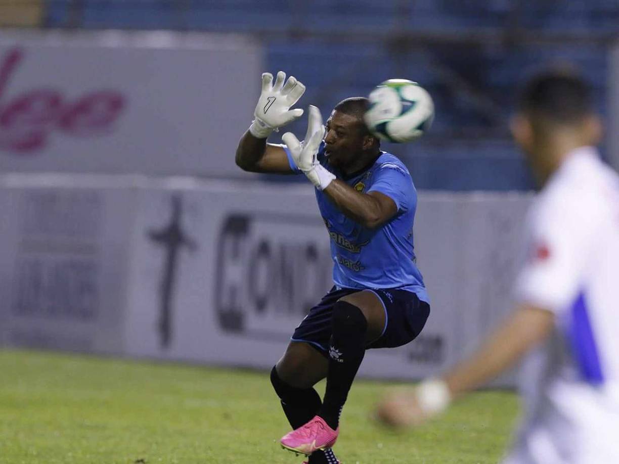 Buba López no pudo detener el remate de Araujo ya que la pelota se desvió en Getsel Montes. 