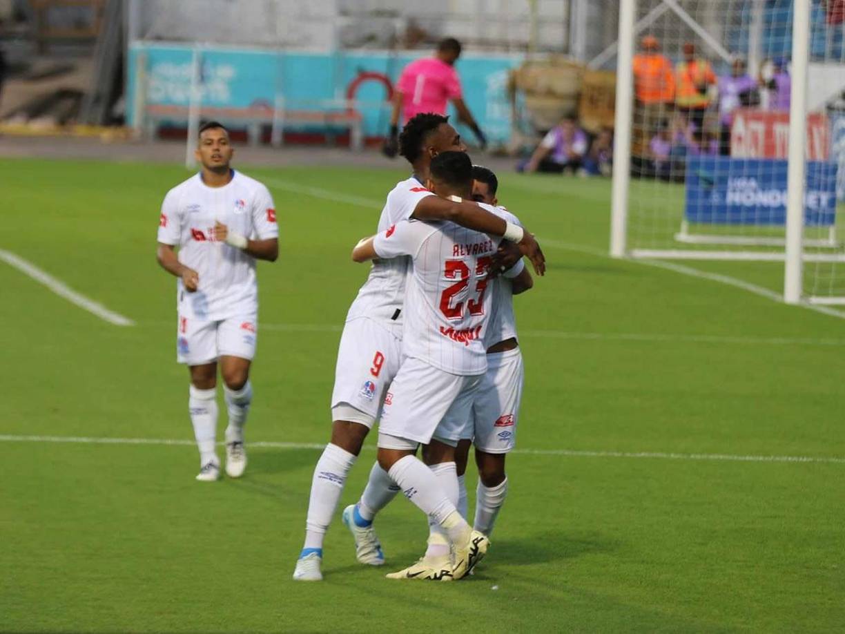 Los jugadores del Olimpia felicitando a Jorge Álvarez tras su gol frente al Victoria.