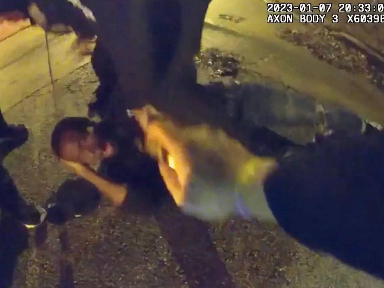 El informe dice que durante este intercambio Nichols había tratado de agarrar el arma de uno de los agentes, algo que no se muestra en los videos. Luego, los oficiales rociaron <b>gas pimienta en la cara</b> de Nichols, después de lo cual trató de huir.