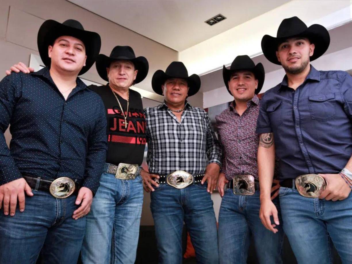 “Adoro” esta increíble canción también sonó muchos, aparte que hizo la colaboración con la cantante Julieta Vanegas, enamorando aún más a los fans.