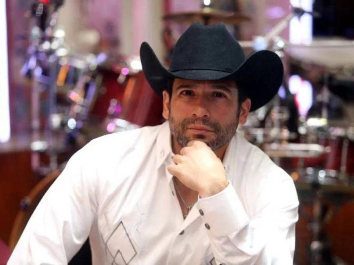 Pese a que se llegó a decir que la canción Desvelado, tenía una dedicatoria a Selena Quintanilla, Bobby Pulido aclaró hace algunos años que esto no era cierto y que la canción no fue escrita por él.