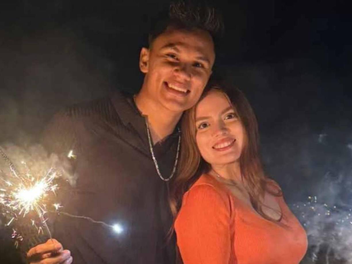 Con luces de bengala en mano y junto a su esposa, así le dio la bienvenida al 2025 Denil Maldonado, uno de los legionarios hondureños.