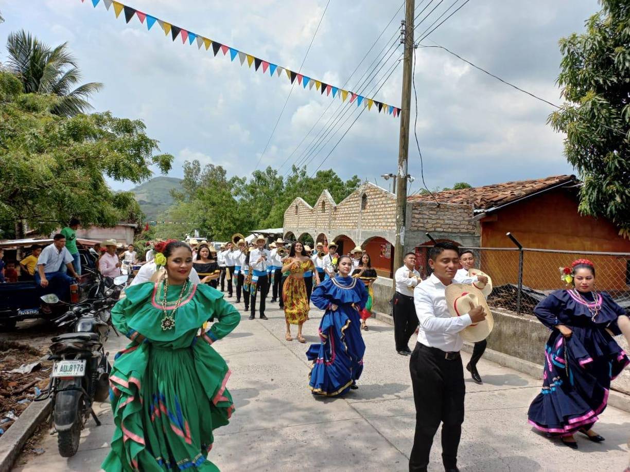 Asimismo cuenta con su propio grupo de danza folklorica.