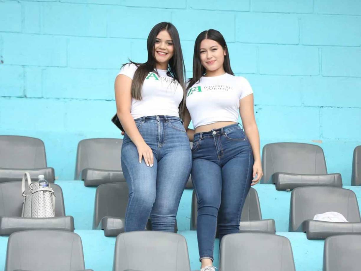 Dos hermosas chicas que robaron miradas en el sector de silla del estadio Nacional Chelato Uclés durante el partido Olimpia vs Victoria.