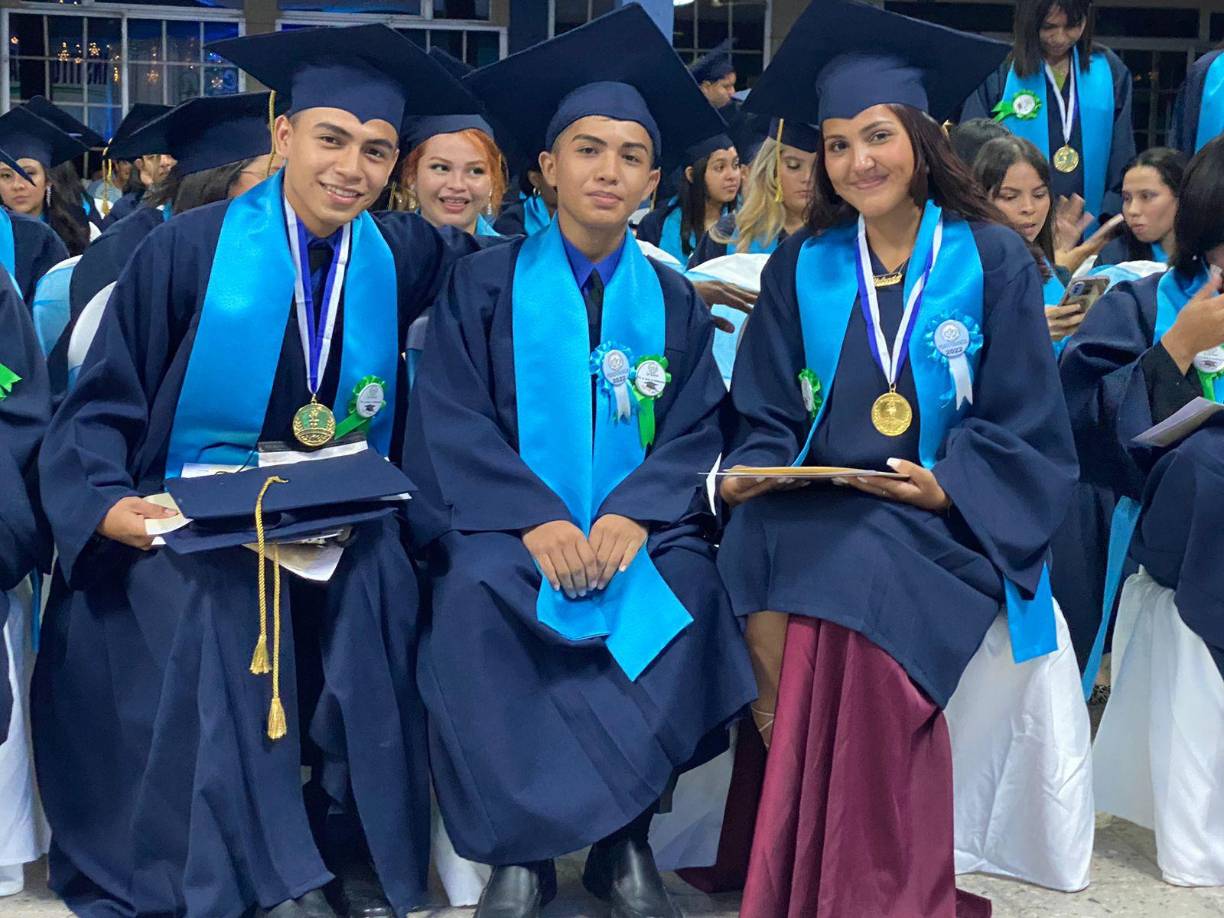 El evento se llevó a cabo en la Base Aérea Coronel Armando Escalón Espinal, La Lima, Cortés. “53 estudiantes culminaron esta etapa con perseverancia que además estuvieron desde séptimo hasta su último año de carrera” , dijo Johana Doblado, catedrático del centro.