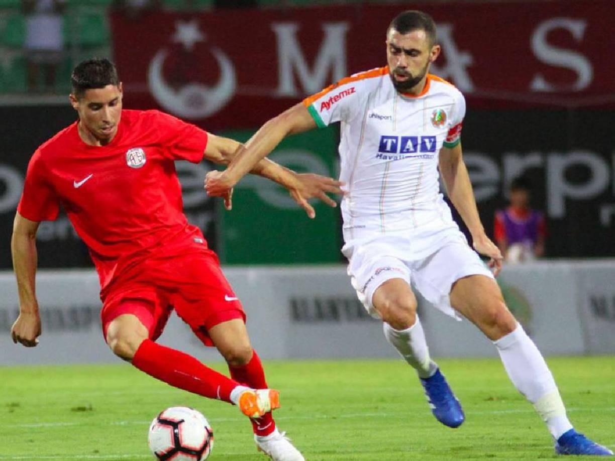 Barrada fue convocado por primera vez con Marruecos el 29 de febrero de 2012 y jugó 86 minutos en un amistoso contra Burkina Faso (2-0). 