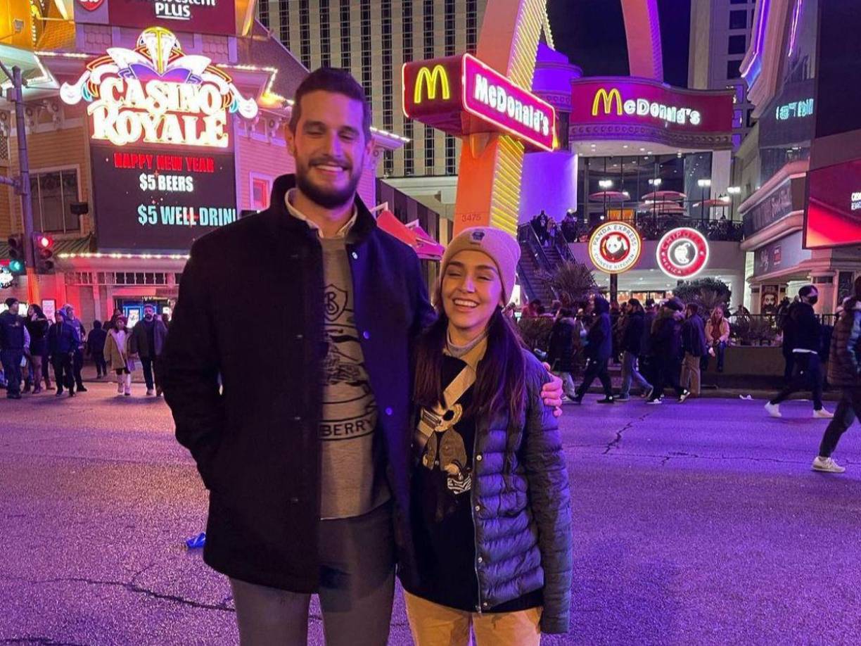 Desde hace varios años el exhabitante del cuarto “Tierra” tiene una hermosa relación sentimental con Karina Puente, incluso en su estancia en el reality show le mandó varios mensajes expresándole todo su amor. Ahora la pareja está en boca de todos después de que trascendiera una infidelidad por parte de ella.