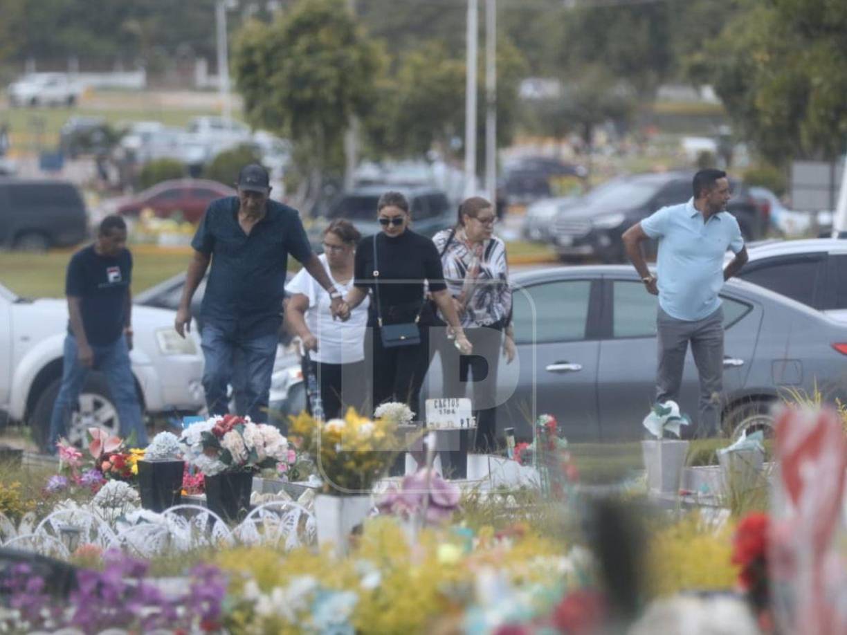 Rina Leal, expresentadora de televisión llegó acompañada de sus padres con rostros abatidos de dolor para despedir el cuerpo de su querido hermano.