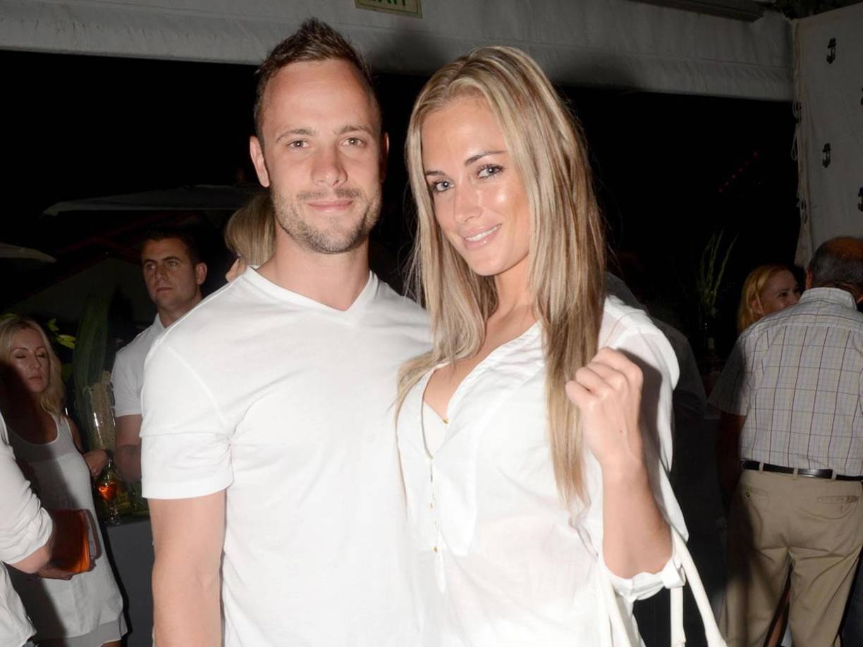 La modelo estaba en el otro lado de la puerta cerrada del baño de la casa que compartían en Pretoria, una circunstancia que Pistorius utilizó para defender sin éxito que entró en pánico al confundir a su novia con un ladrón que habría accedido a la vivienda por la ventana del baño.