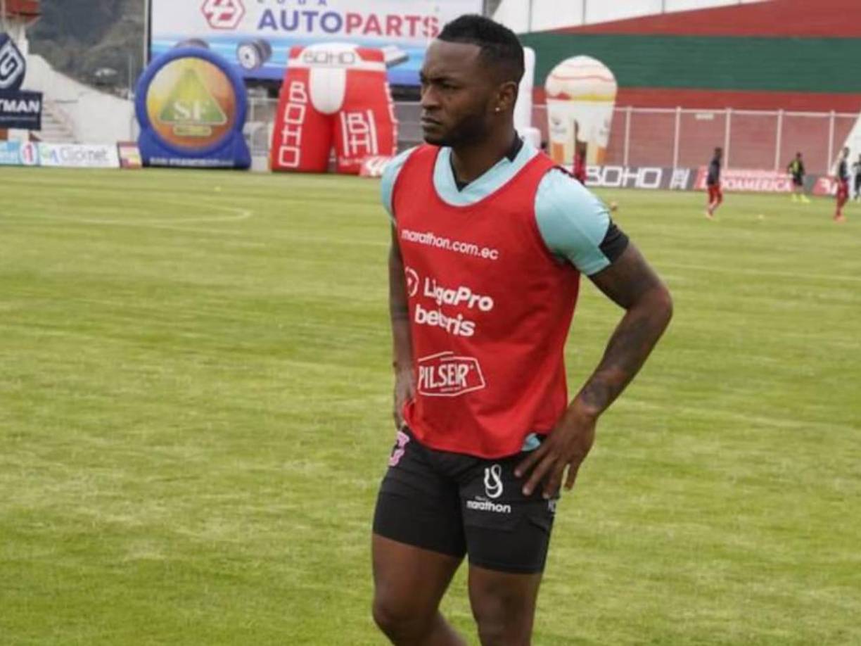 El lateral derecho pasó por varios equipos del fútbol ecuatoriano (América de Quito, Rocafuerte, Deportivo Quevedo, Macará y Liga de Portoviejo y Colón de Manabí) antes de dar el gran salto a Delfín, equipo donde su carrera tuvo un ascenso importante. En 2017 llegó al Cetáceo, y desde 2018 se convirtió en titular fijo de la mano de Fabián Bustos.