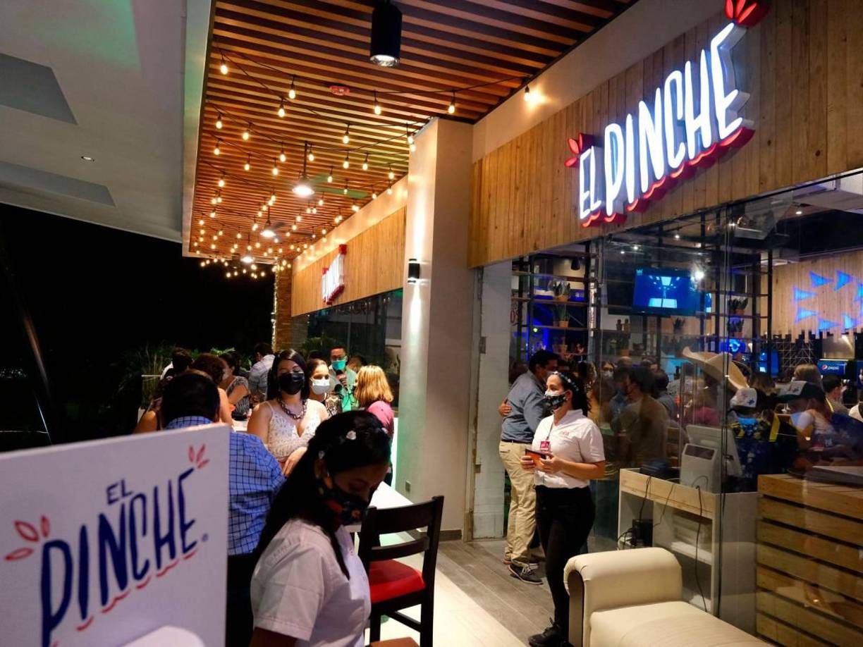 El Pinche - Este restaurante mexicano ubicado en Plaza Próceres de SPS, 20 avenida, es un lugar que se caracteriza por su atento servicio y lo amplio del espacio físico. Ya conocido para los sampedranos, donde incluso la música que se escucha es de artistas del país norteamericano. 